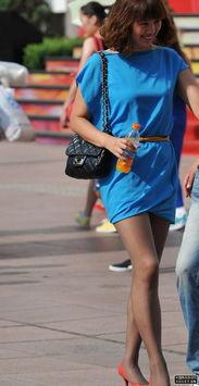 蓝色短裙丝袜gif,一瞥时尚与性感的完美融合