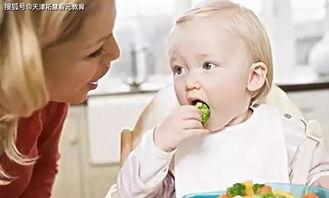 娱乐吃瓜君宝宝倒水,揭秘宝宝倒水背后的温馨瞬间